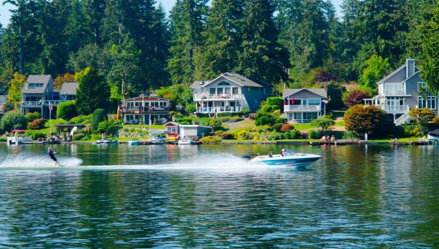 Lakeside homes on American Lake in Lakewood, WA